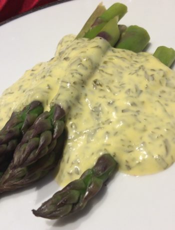 Sorrel hollandaise with asparagus