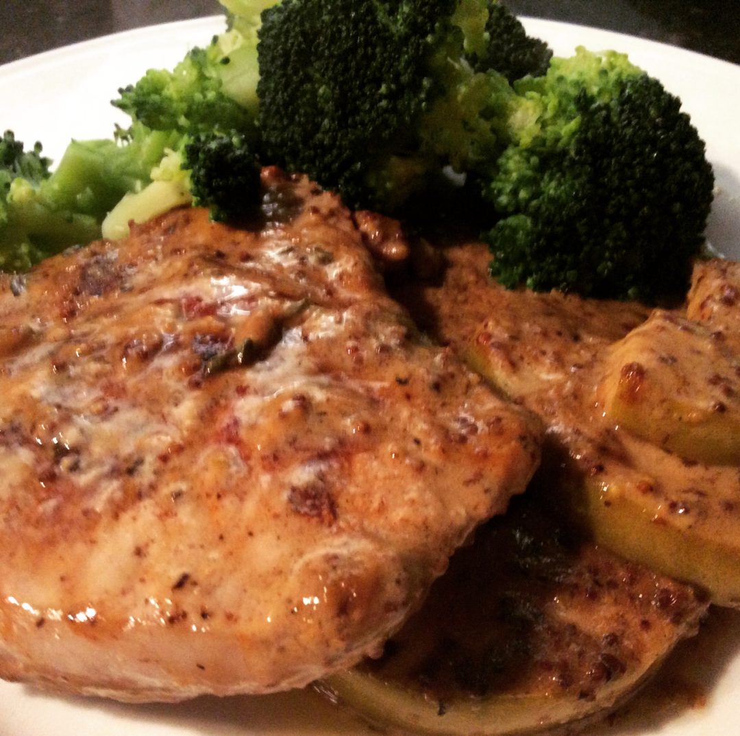 Pork chops with apple and creme frâiche
